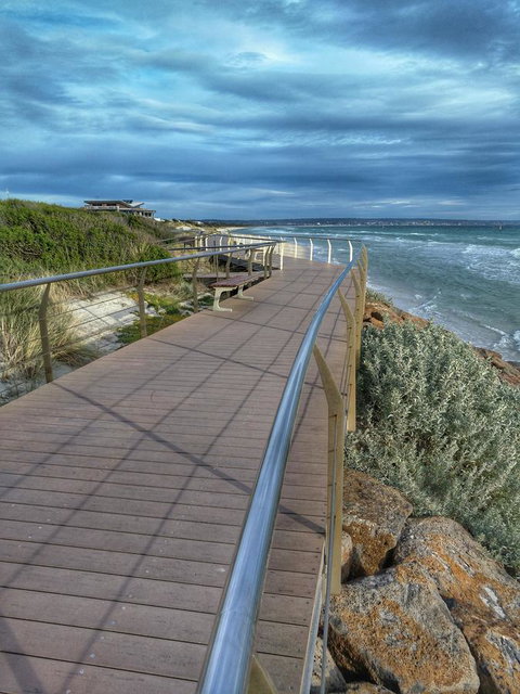Waterfront Retreat - Your Accommodation 33