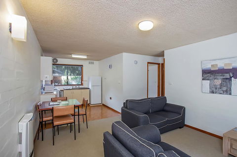 Eastern Beach Holiday Units - Your Accommodation 1