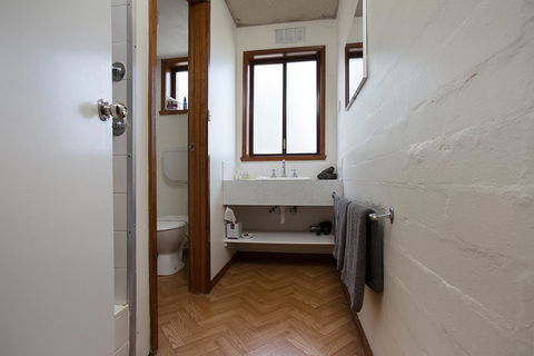 Eastern Beach Holiday Units - Your Accommodation 4
