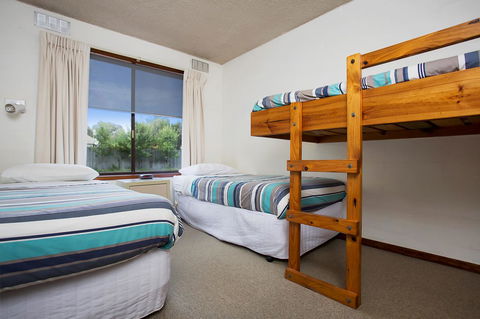 Eastern Beach Holiday Units - Your Accommodation 6