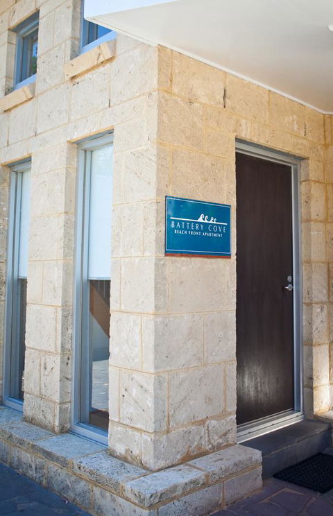 Battery Cove Beach Front Apartment - Your Accommodation 6