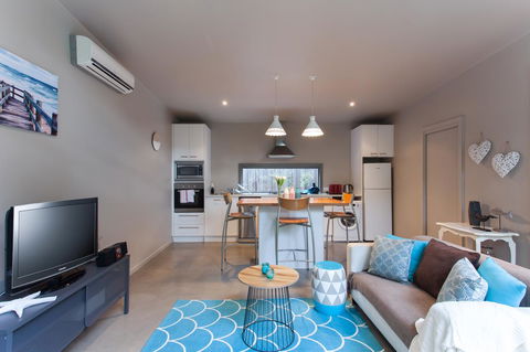 The Love Shack - Romantic Bungalow - Your Accommodation 2