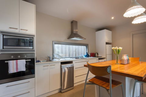 The Love Shack - Romantic Bungalow - Your Accommodation 5