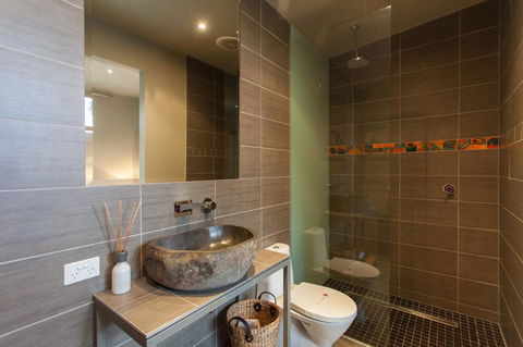 The Love Shack - Romantic Bungalow - Your Accommodation 6