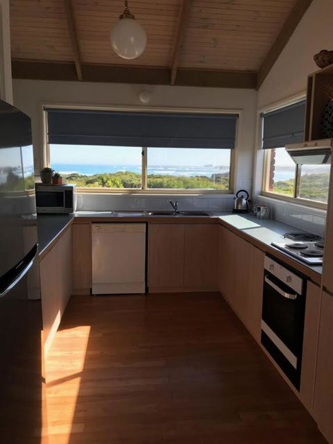Sunsets On Martyrs Luxury Coastal Beach House Peterborough - Your Accommodation 9