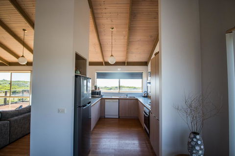Sunsets On Martyrs Luxury Coastal Beach House Peterborough - Your Accommodation 4