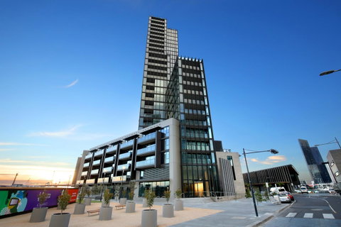Orange Stay At Collins Wharf - Your Accommodation 2