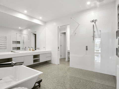 Lansdowne Villa - With Swimming Pool - Your Accommodation 12