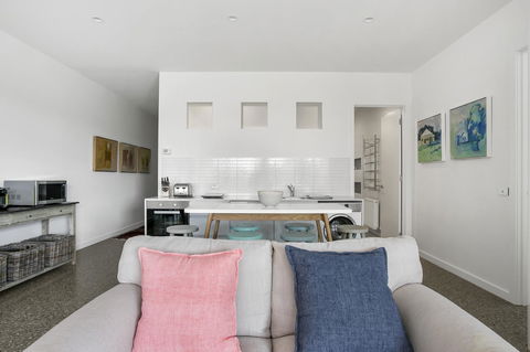 Lansdowne Villa - With Swimming Pool - Your Accommodation 3