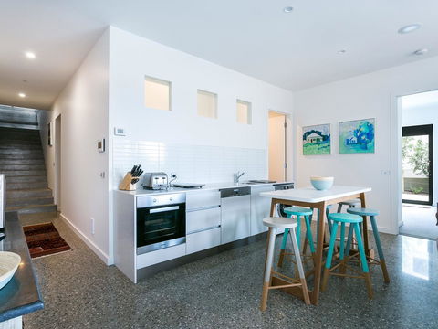 Lansdowne Villa - With Swimming Pool - Your Accommodation 8