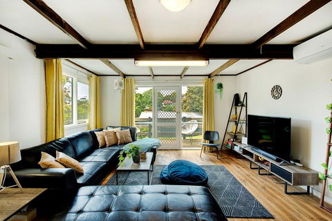 Jettycove Beach House - Your Accommodation 0
