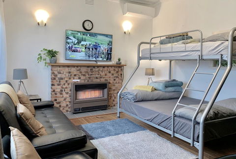 Jettycove Beach House - Your Accommodation 8