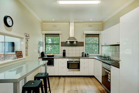 Jettycove Beach House - Your Accommodation 9