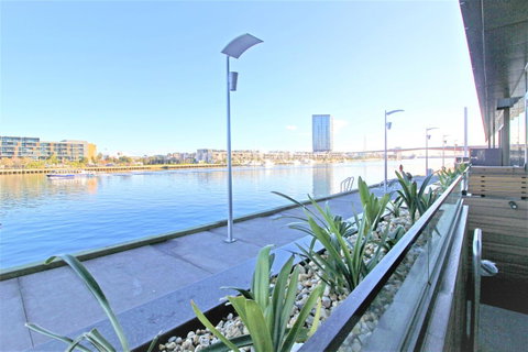 Auzzie Apartments Docklands, Melbourne - Your Accommodation 2