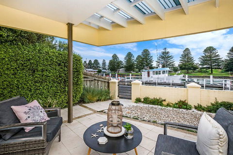 The Waterfront Apartment - Your Accommodation 0