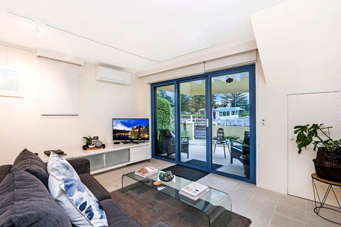 The Waterfront Apartment - Your Accommodation 9