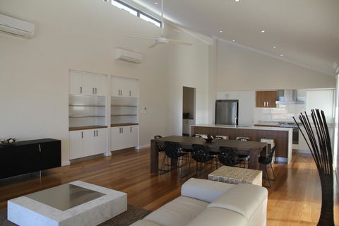 The Carnarvon Luxury Canal Home - Your Accommodation 3