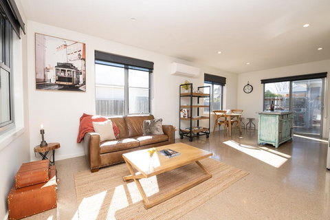 The Endsleigh -1 Bedroom Villa, Free Wifi, Near CBD - Your Accommodation 2