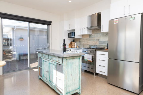 The Endsleigh -1 Bedroom Villa, Free Wifi, Near CBD - Your Accommodation 3