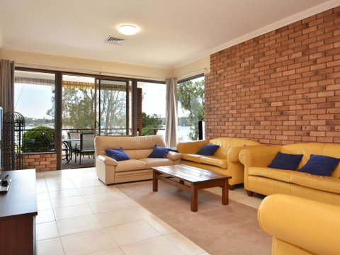 The House On The Lake @ Fishing Point, Lake Macquarie - Honestly Put The Line In And Catch Fish - Your Accommodation 3