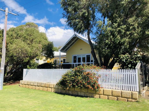 The Light And Bright Yellow Beach House - Your Accommodation 1