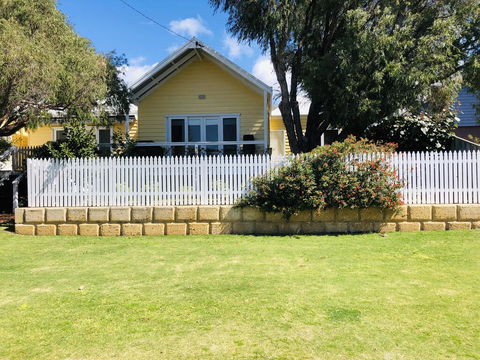 The Light And Bright Yellow Beach House - Your Accommodation 2