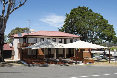 The Oaks Hotel - Your Accommodation 0