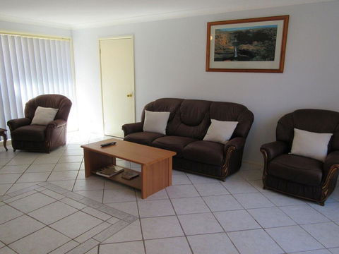 The Salamander', 99 Salamander Way - Aircon & Large Yard For Kids - Your Accommodation 0