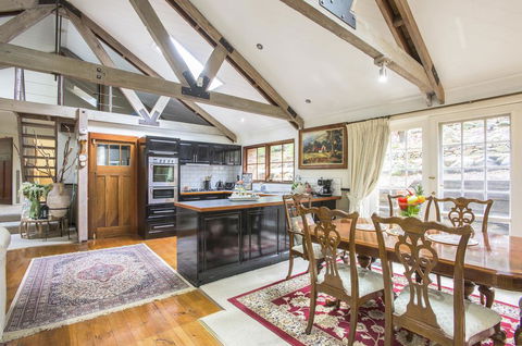 The Stone On The Hill - 3 Bedroom House - Your Accommodation 2
