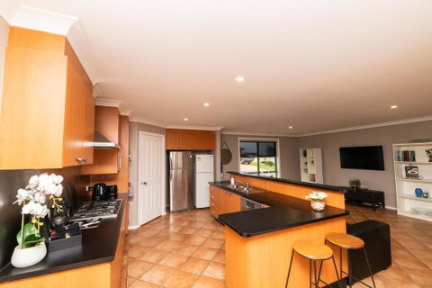 The Tinnock Entertainer Large & Comfy + Wifi - Your Accommodation 3