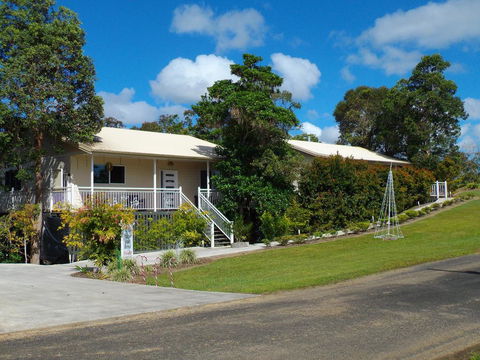 Tinaroo Sunset Retreat - Your Accommodation 0