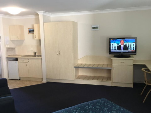 Tuckerbox Motor Inn - Your Accommodation 2