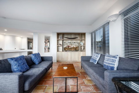 Tuscan Inspired Townhouse Minutes From The Beach - Your Accommodation 3