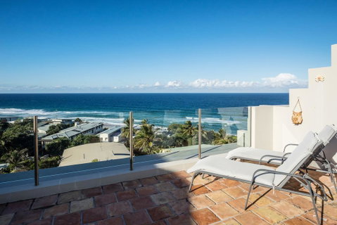 Tuscan Inspired Townhouse Minutes From The Beach - Your Accommodation 1