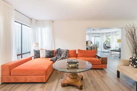 ULTRA SPACIOUS STYLISH HOME IN PRESTONS - SYDNEY - Your Accommodation 0