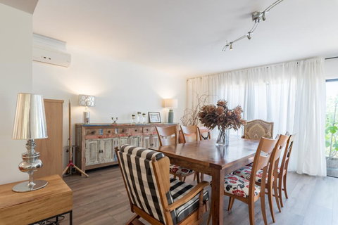 ULTRA SPACIOUS STYLISH HOME IN PRESTONS - SYDNEY - Your Accommodation 1