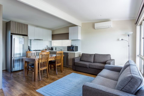 Upstairs Cottage On Beachurst - Your Accommodation 3