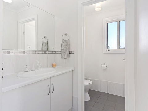 VALLEY VIEWS - 10 Valley Heights Drive - Your Accommodation 1