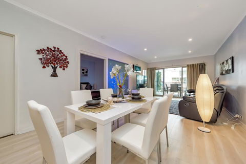 Venetian Canal Apartment-Close To Beaches And Marina - Your Accommodation 1