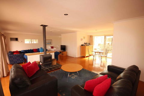 Verona Vineyard Cottage - Your Accommodation 3
