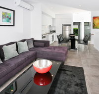 Views from Red Hill - Modern and Spacious Split-Level Executive 3BR Red Hill Apartment Close to CBD - Your Accommodation