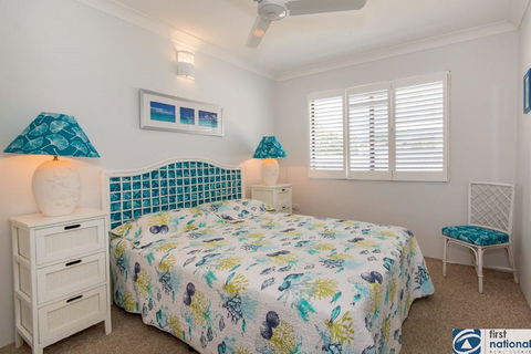 VIEWS VIEWS VIEWS! Front Top Floor Waterfront Unit - Chnook Apartments South Esp, Bongaree - Your Accommodation 2