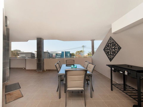 Villa Serene @ Fingal Bay - Your Accommodation 3