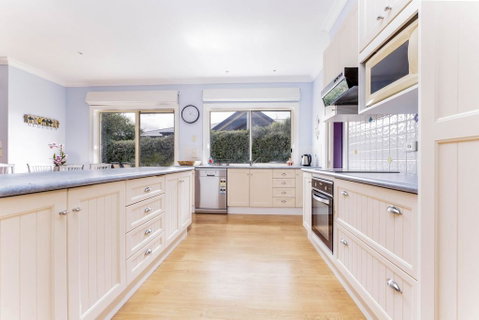 WALKIN ON SUNSHINE - STROLL TO BEACH BREAK - Your Accommodation 2