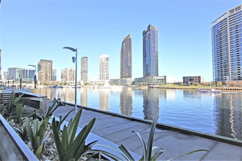 Auzzie Apartments Docklands, Melbourne - Your Accommodation 13