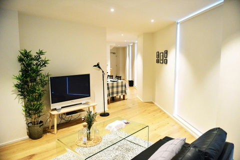 Superb Habour View/ Stylish Apartment / Landmark Building/ Free Tram - Your Accommodation 9