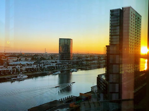 Superb Habour View/ Stylish Apartment / Landmark Building/ Free Tram - Your Accommodation 24
