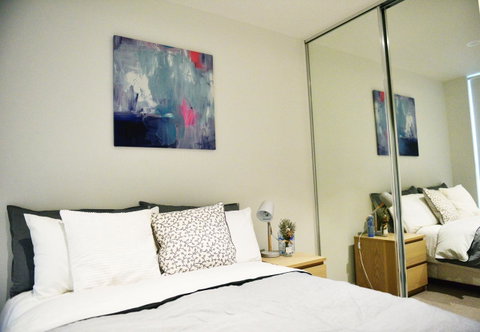 Superb Habour View/ Stylish Apartment / Landmark Building/ Free Tram - Your Accommodation 4