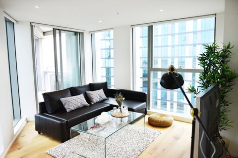 Superb Habour View/ Stylish Apartment / Landmark Building/ Free Tram - Your Accommodation 5