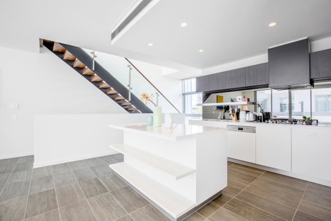 Docklands Waterfront Luxury Villa - Your Accommodation 10